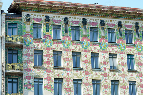Foto Vienna Secession (art nouveau) architecture: the Majolica House in the Linke Wie