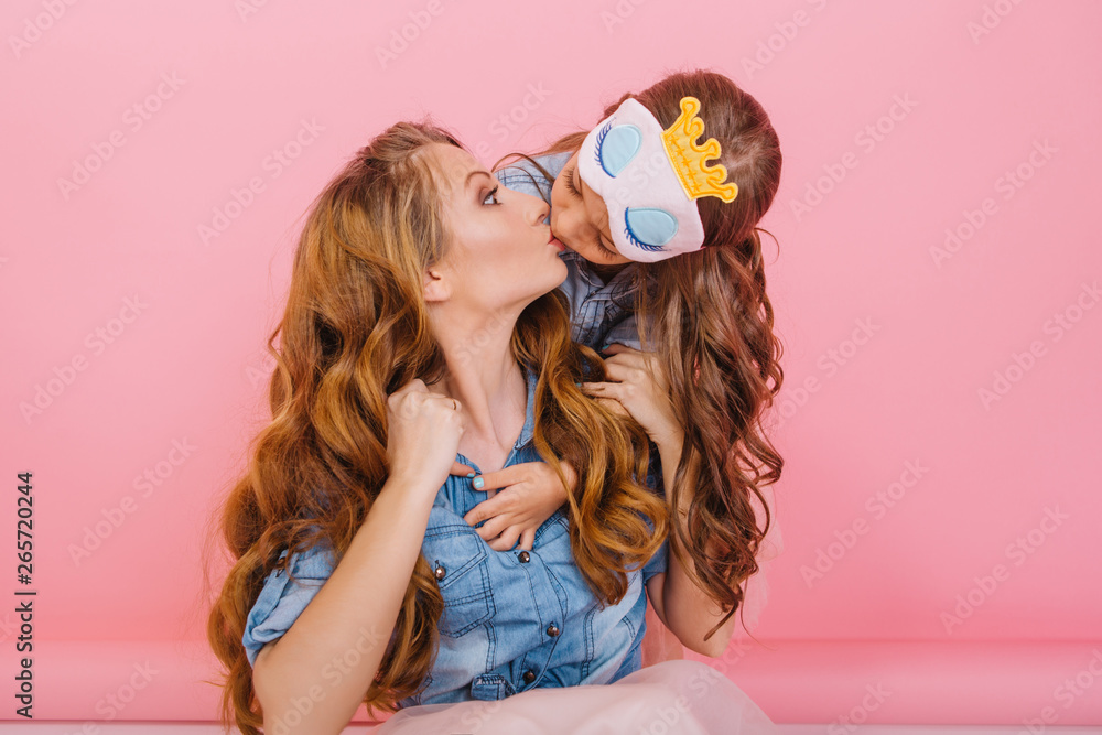 Ταπετσαρία Portrait of long-haired mother and daughter in denim shirts posing on the pink background