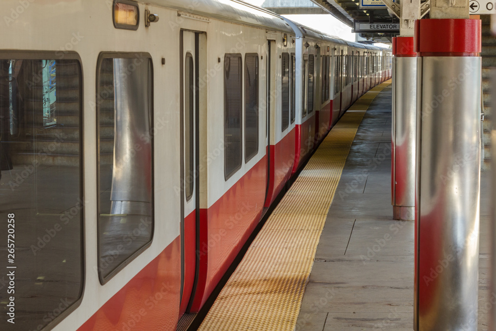 Fotografie Subway train waiting at dirty station