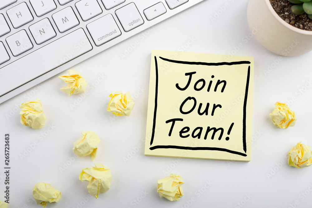 Naklejka premium Join Our Team Concept On Sticky Note