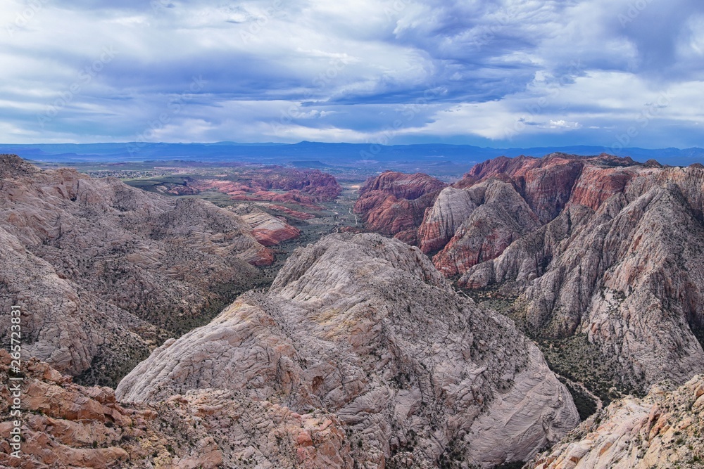 Obraz premium Snow Canyon Overlook, views from the Red Mountain Wilderness hiking trail head, State Park, St George, Utah, United States 