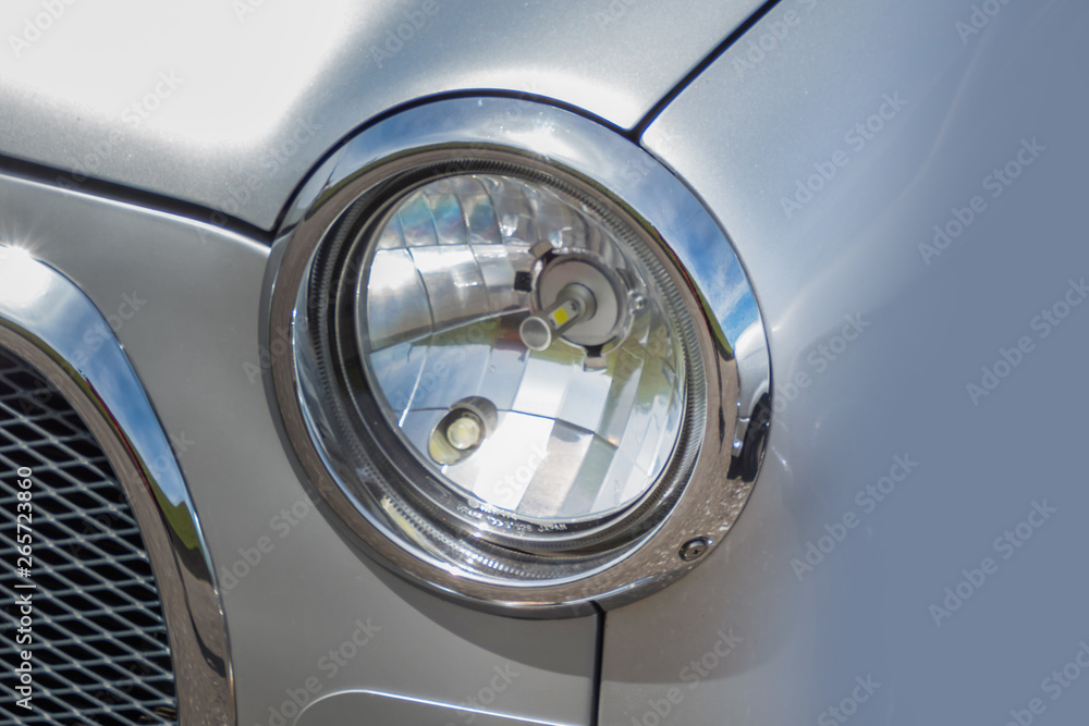 自動車のヘッドライト Headlight of the car 自動車のヘッドライト Headlight of the car