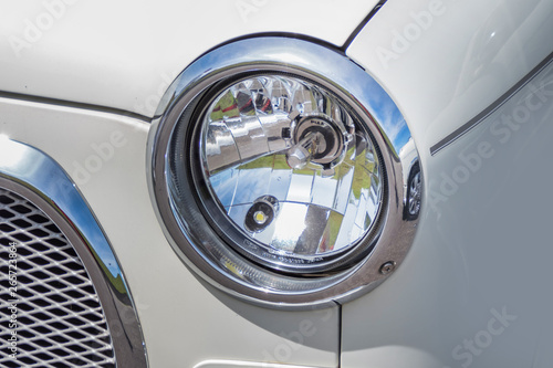 自動車のヘッドライト Headlight of the car