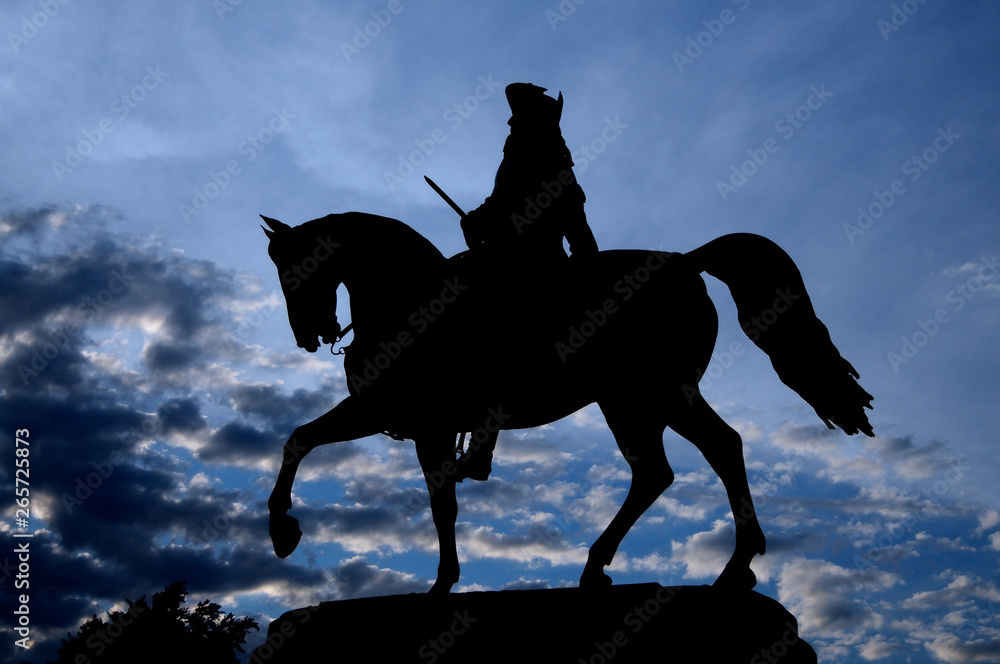 Naklejka premium Silhouette Silhouette picture of the Equestrian Statue of George Washington in Common Park, Boston