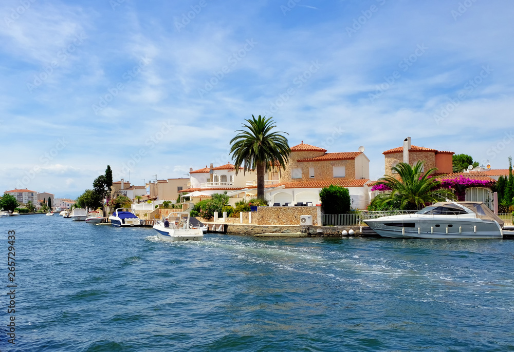 Fototapeta premium Empuriabrava (Costa Brava, Hiszpania), jedna z największych marin mieszkalnych w Europie.