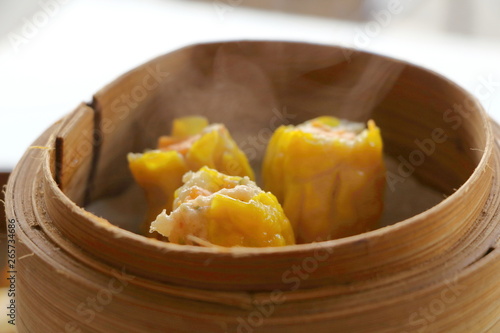 фотографія Close up hot Cantonese Shumai (Siu Mai) Dim Sum, shrimp & pork Chinese steamed d