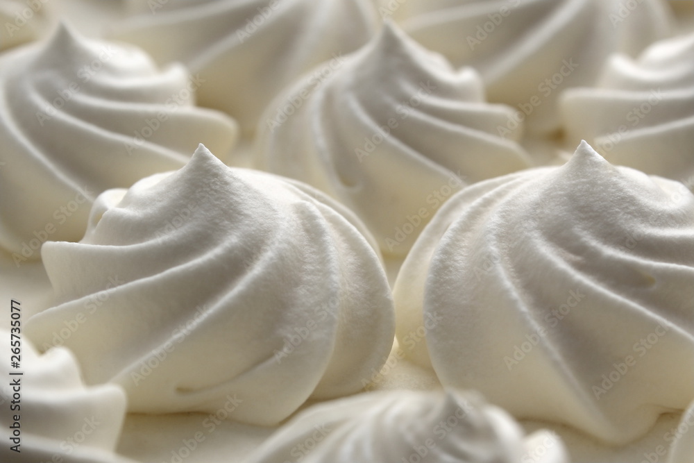 Festive curls for white meringue cream cake