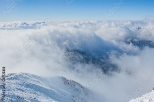 雲が流れる北アルプス（西穂高岳）