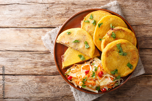 Konstfotografi Salvadoran pupusa served with curtido closeup