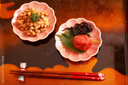 美味しそうな納豆と梅干