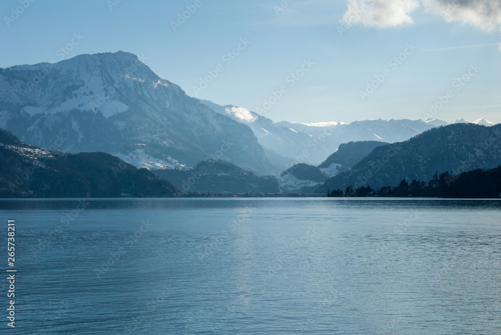 秋のルツェルン湖クルーズ（スイス）