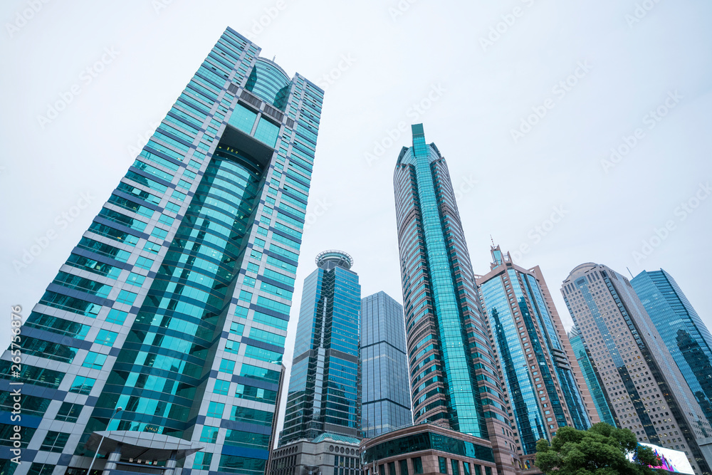Obraz premium A cluster of tall buildings in the leaves