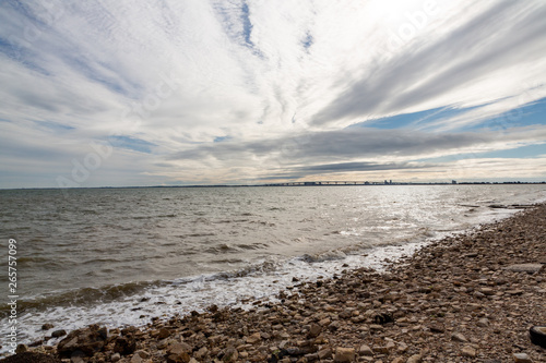 Plage aves des pierres et. ciel nuageux