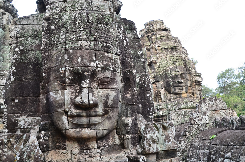 カンボジアのシェムリアップ　世界遺産のアンコールワット遺跡群　アンコールトムのバイヨン寺院　迫力ある顔の浮き彫り