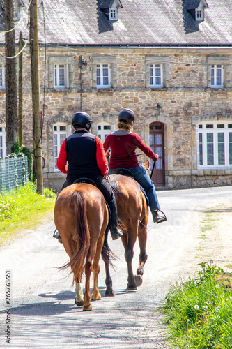 Promenade à cheval dans le village