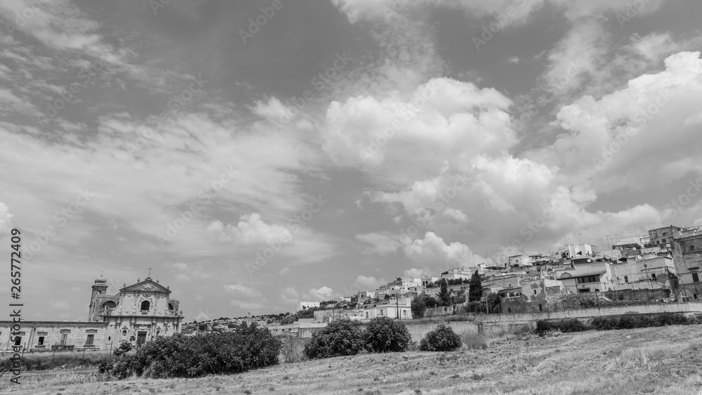 Obraz premium Massafra i jej wąwozy. Domy zbudowane w skale. Apulia w czerni i bieli. Włochy