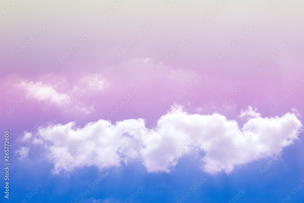 Obraz premium A soft fog cloud background with a pastel colored orage to blue gradient