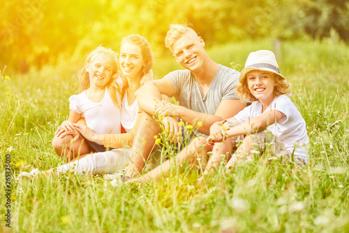 Glückliche Familie sucht Entspannung im Urlaub