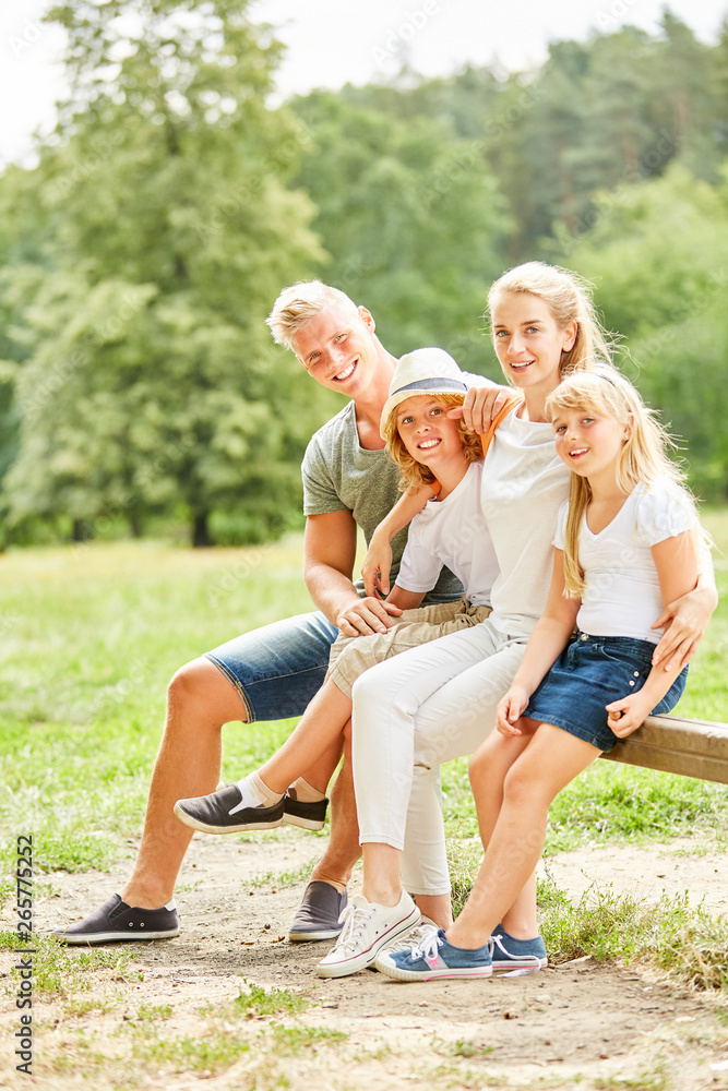 Fototapeta premium Familie macht Pause auf einer Wanderung