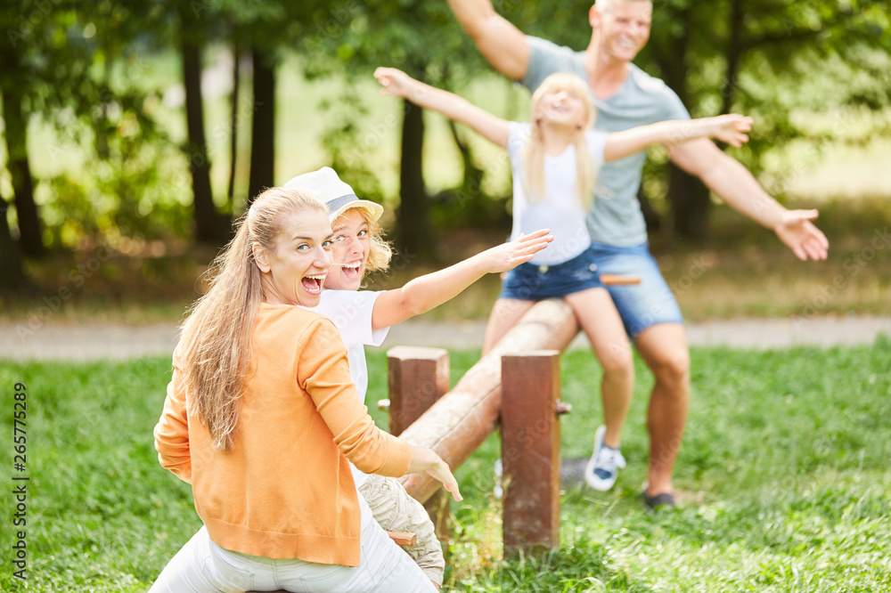 Fototapeta premium Aktive Familie hat Spaß auf der Schaukel
