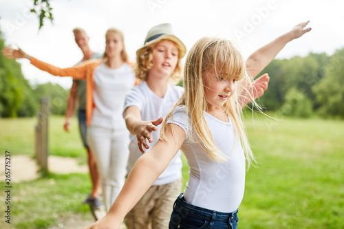 Familie und Kinder trainieren Fitness