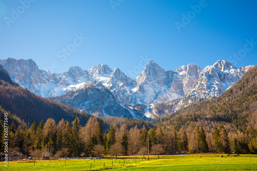 Fotografia The tops of the mountains are covered with snow