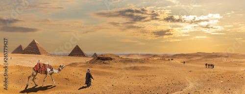 Piramidy w Gizie, pustynna panorama z beduinami, Egipt