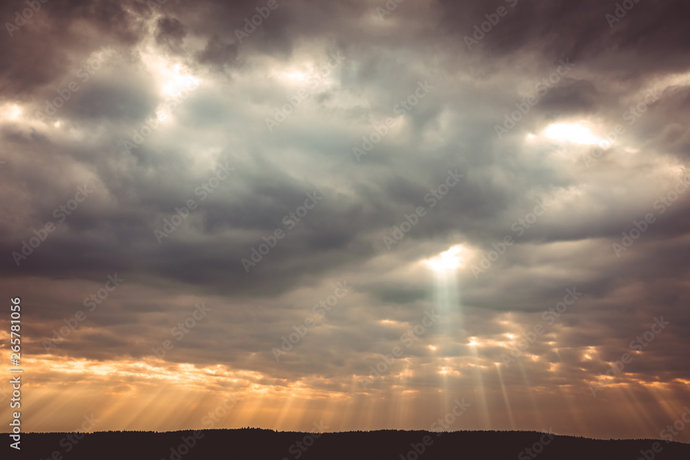 Obraz premium sunset with clouds and sunbeams