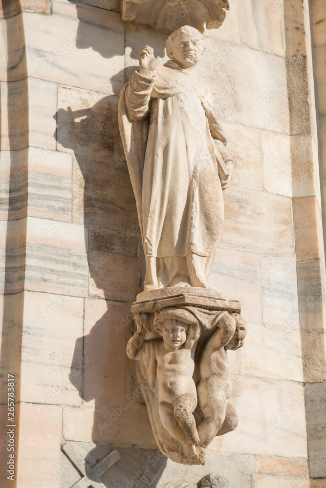 Obraz premium Marble statue on roof of Duomo in Milan