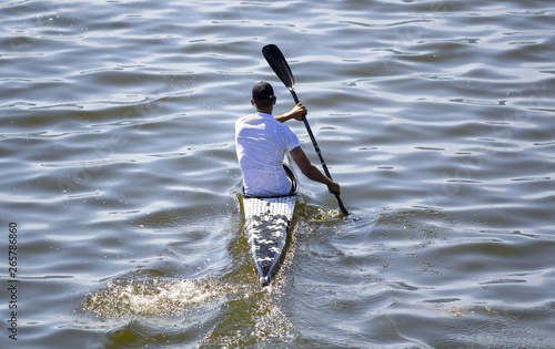 uomo in canoa su un lago photo