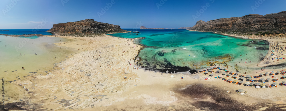 Obraz premium Amazing aerial panoramic view on the famous Balos beach in Balos lagoon and pirate island Gramvousa. 