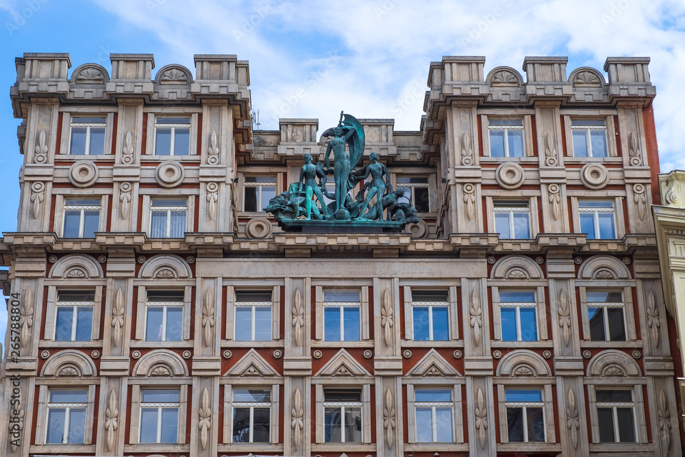 Imposante Hausfassade in Prag