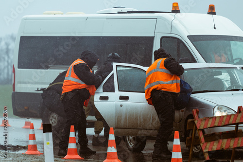 Counter-Terrorism unit storms car with criminals