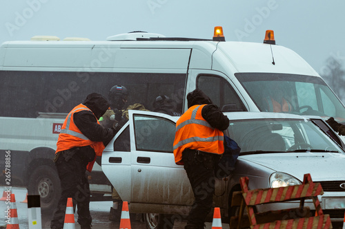 Counter-Terrorism unit storms car with criminals