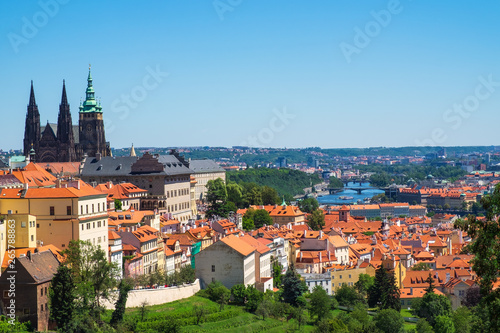 Blick auf Prag mit dem Dom und der Moldau