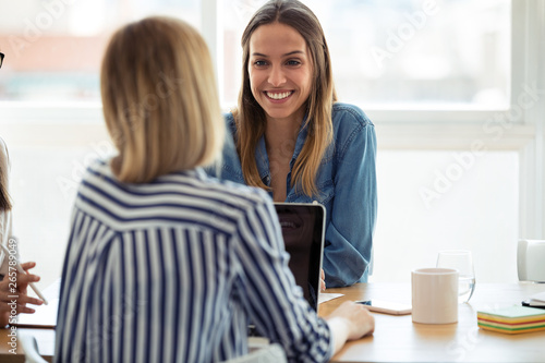 Photos Two business colleagues working together in modern workspace