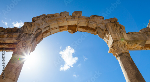 Templo de Hadrian, Ciudad romana de Efeso (Ephesus), Pueblo de Selçuk, Región de Izmir (Esmirna), Meseta de Anatolia, Turquía photo