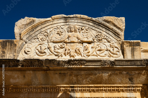 Templo de Hadrian, Ciudad romana de Efeso (Ephesus), Pueblo de Selçuk, Región de Izmir (Esmirna), Meseta de Anatolia, Turquía photo