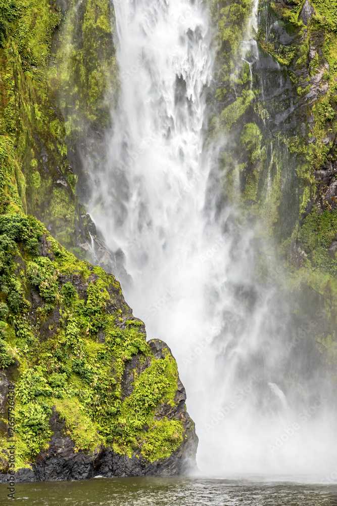 Wasserfälle am Milford Sound im Fiordland National Park im Südwesten von Neuseeland Wasserfälle am Milford Sound im Fiordland National Park im Südwesten von Neuseeland