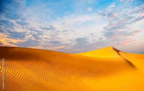 Niesamowity widok na wydmy na Saharze. Lokalizacja: Sahara, Merzouga, Maroko. Obraz artystyczny. Świat piękna