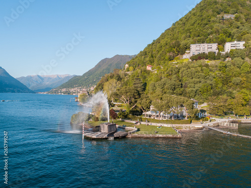 Fotografie Lake of Como, Villa Geno and big fountain