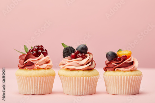 Cuadro en lienzo sweet cupcakes with fruits and berries on pink surface