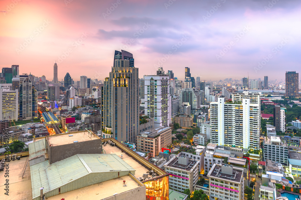 Fototapeta premium Bangkok, Thailand city skyline at dusk.