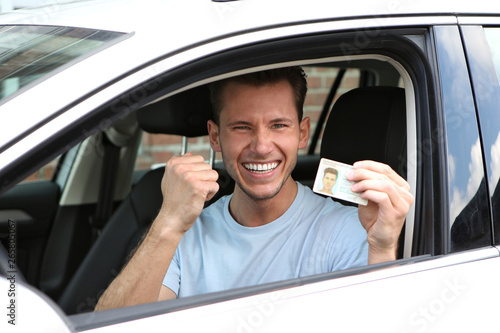 Junger Mann freut sich über seinen Führerschein © Joerch