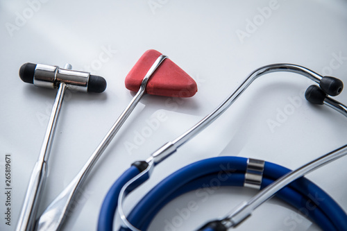 Wallpaper Mural Reflexhammer Buck, Perkussionshammer Tylor und Stethoskop zur Diagnose in Arzt Praxis Torontodigital.ca