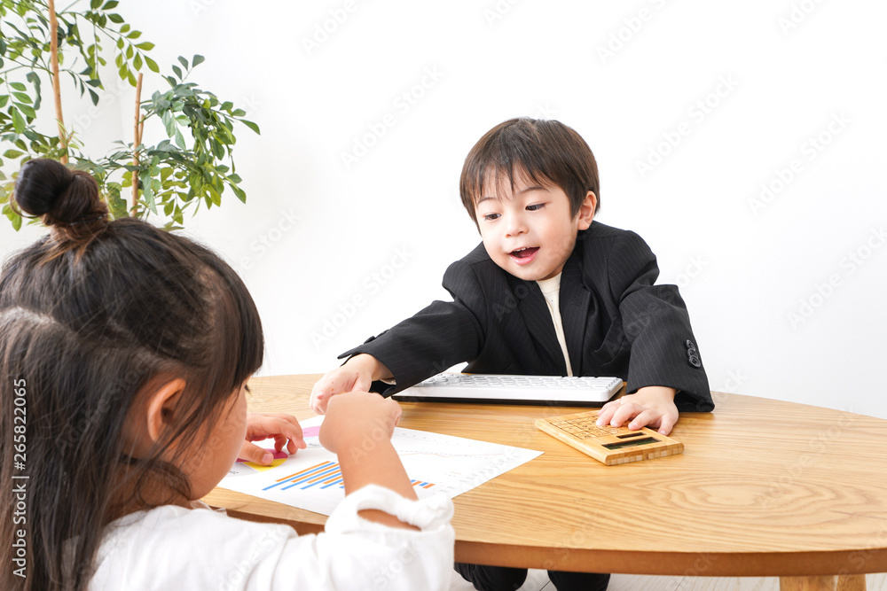 会議をするビジネスパーソン