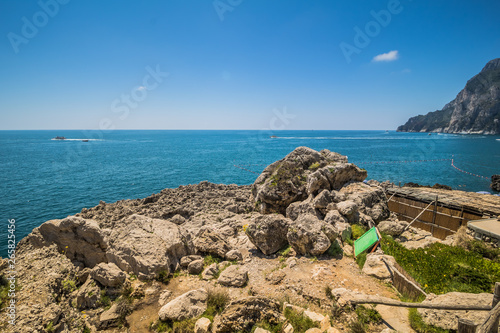 Die bekannten Faraglioni Felsen vor der Insel Capri, Italien photo