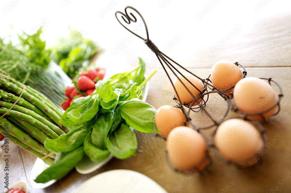 uova pomodorini basilico uova pomodorini basilico