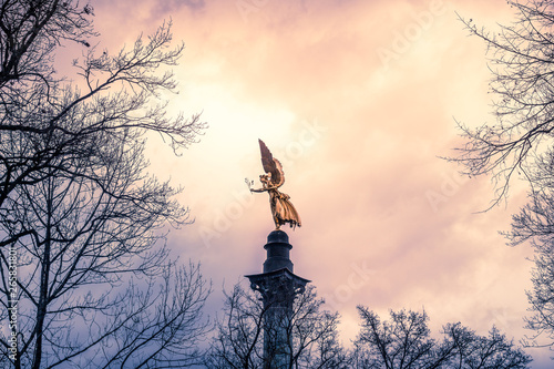 Friedensengel im Wolkensturm
