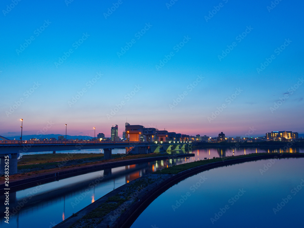 大阪 淀川大堰と夕暮れの空